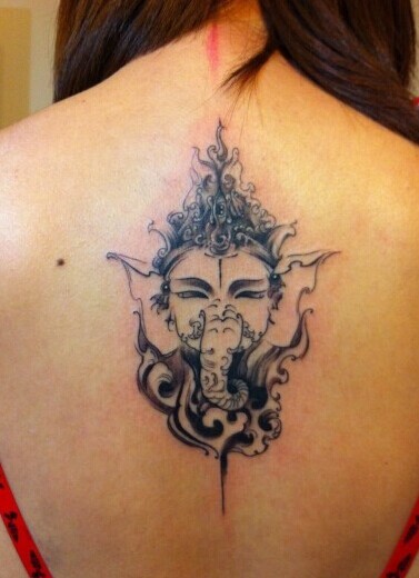 女生背部好看的象神纹身