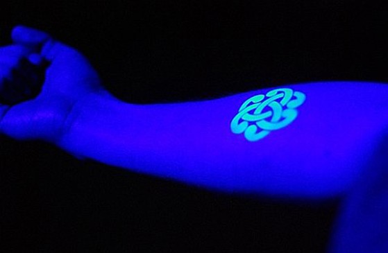 手臂上闪闪发光的荧光纹身