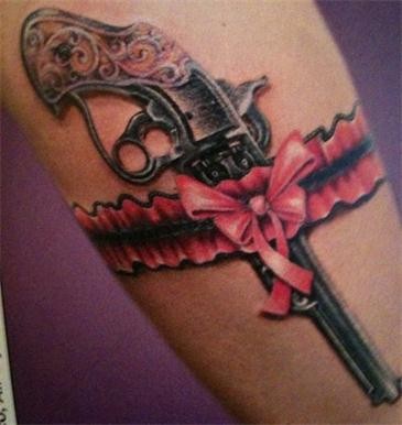 美女腿部个性的手枪纹身