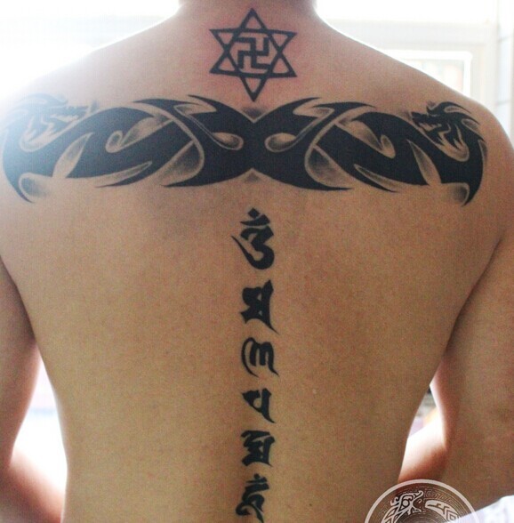 男士背部帅气的梵文纹身