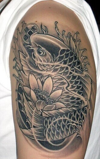 帅气时尚的黑白鲤鱼纹身