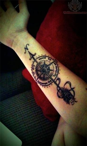 小臂漂亮时尚的指南针纹身