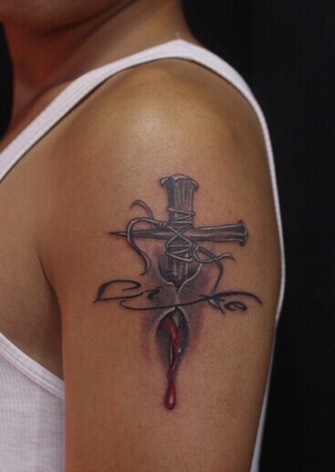 经典个性的手臂十字架纹身