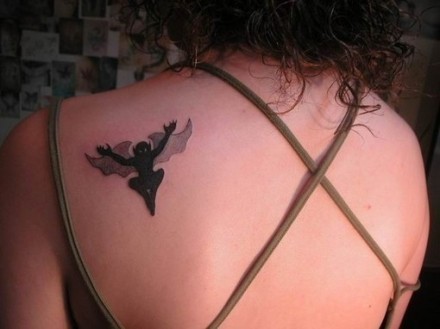 女性背部独特3D蝙蝠侠黑白纹身