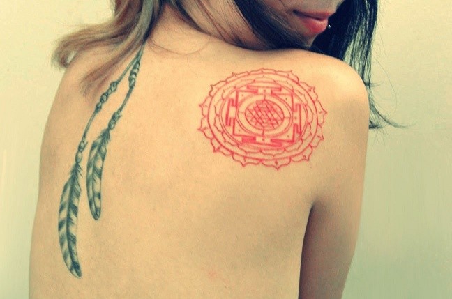 女性背部红色图腾纹身