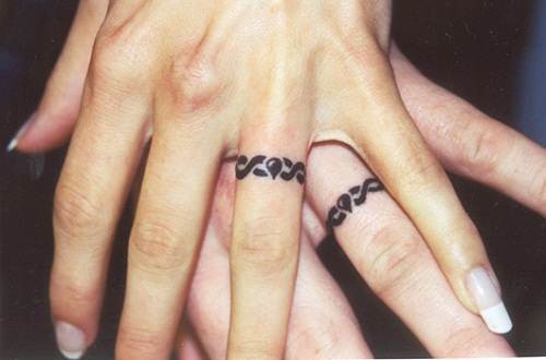 手指上唯美的戒指纹身