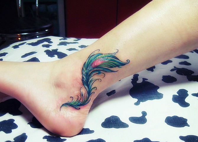 女士小腿脚踝绿色彩羽纹身图案