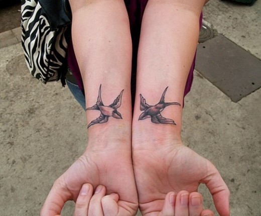 手腕时尚漂亮的燕子纹身