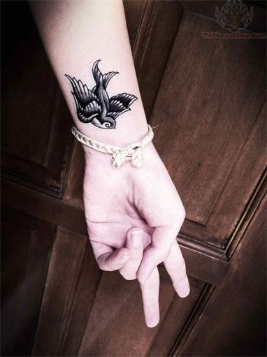 手腕时尚漂亮的燕子纹身