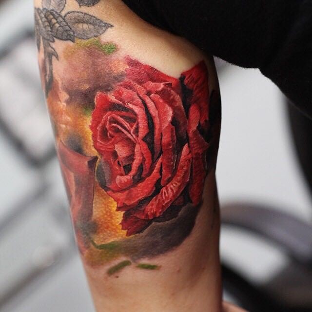 女性腿部上灿烂的玫瑰纹身