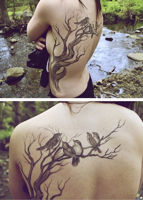 欧美女性背部素色大树纹身