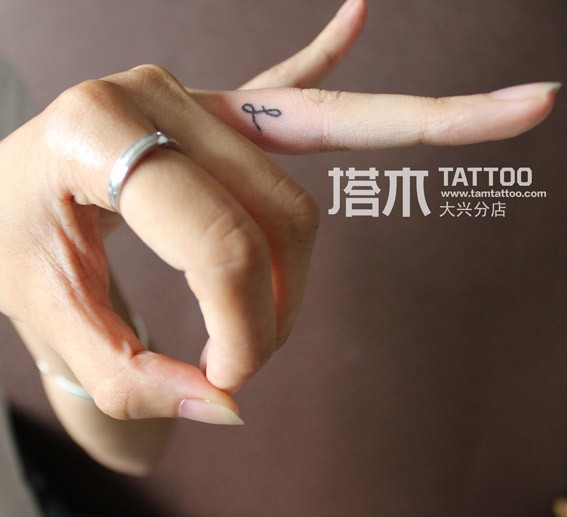 女孩手指字母纹身