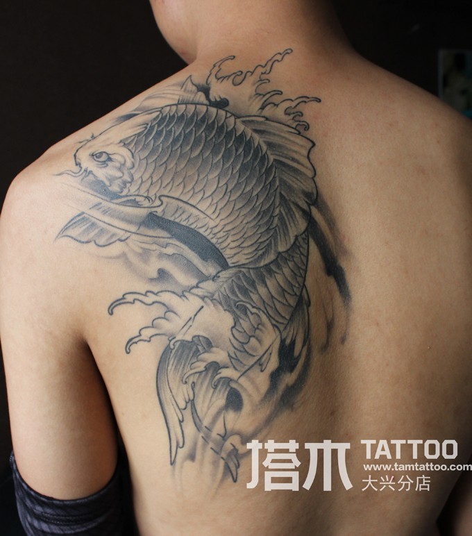 男士肩膀鲤鱼纹身图案