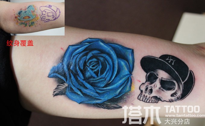女孩大臂内侧玫瑰花遮盖纹身骷髅纹身
