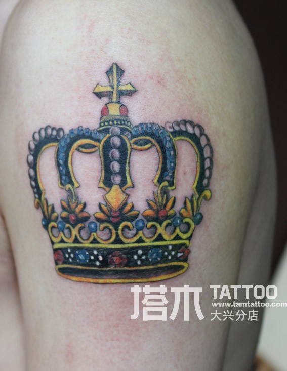 手臂皇冠纹身图案