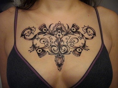 女性胸部性感的纹身