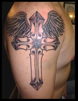 大臂上时尚的十字架纹身