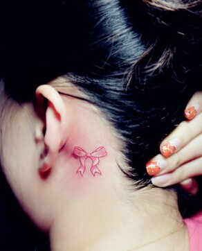 女孩耳朵后面小小的蝴蝶结纹身