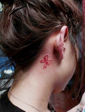 女孩耳朵后面小小的蝴蝶结纹身