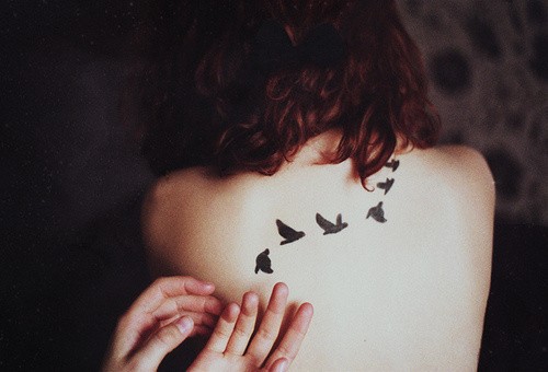 女性背部小鸟意境刺青