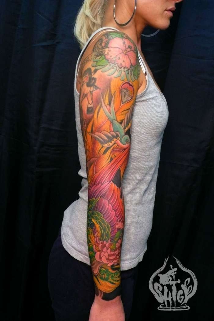 色彩鲜艳的花臂纹身