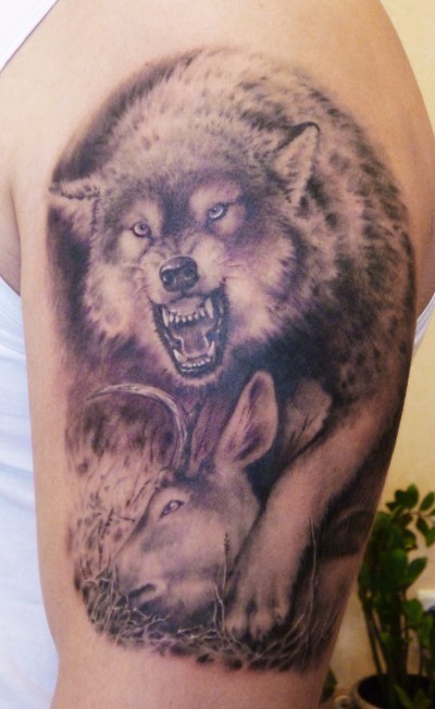 手臂上霸气的狼纹身