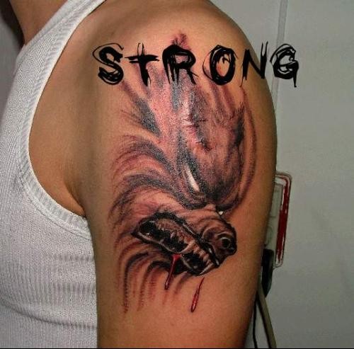 手臂上霸气的狼纹身