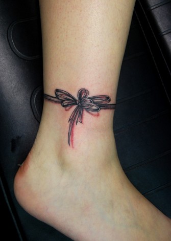 脚踝上漂亮清新的蝴蝶结纹身