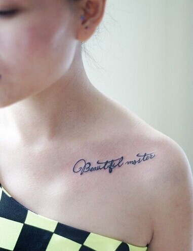 锁骨上小小的诱惑纹身