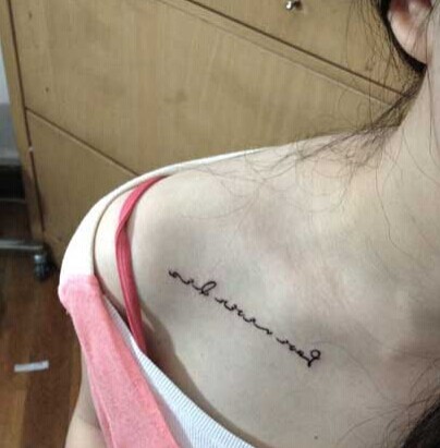 锁骨上小小的诱惑纹身