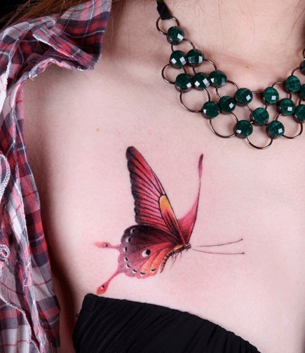 胸部优雅的玫瑰刺青