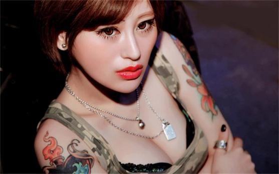 短发美女也可以性感可爱