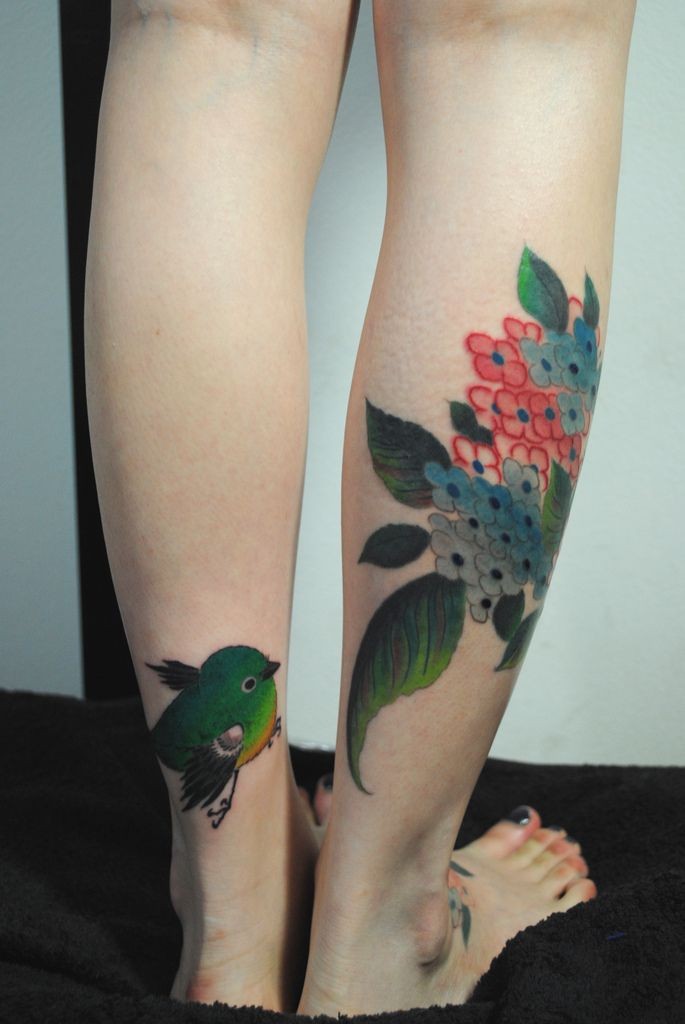 小腿部漂亮好看的花朵小鸟纹身