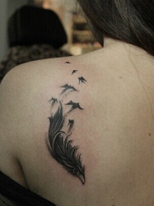 女性肩部优雅的羽化燕纹身