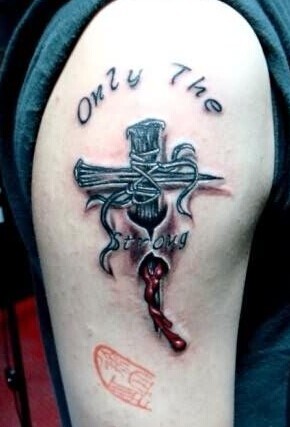 大臂上带血的十字架纹身