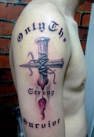 大臂上带血的十字架纹身