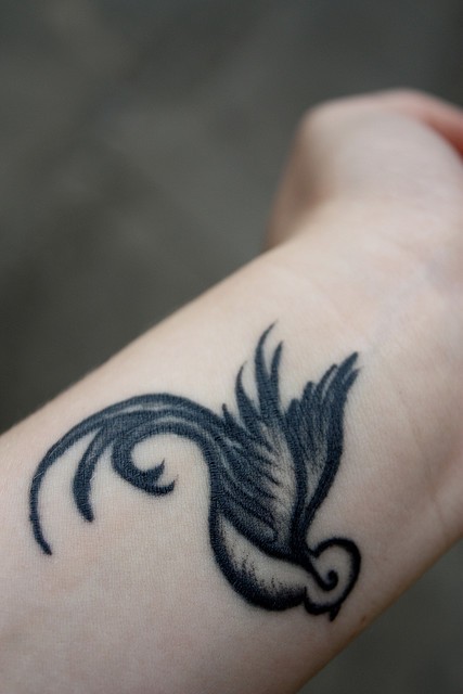 手腕漂亮小巧的燕子纹身