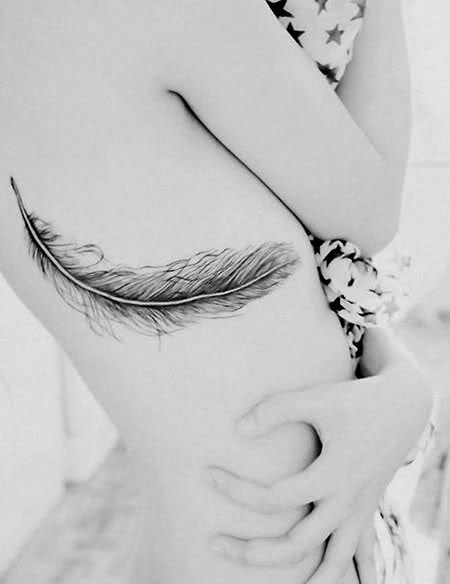 女性肋部优雅清新的羽毛刺青