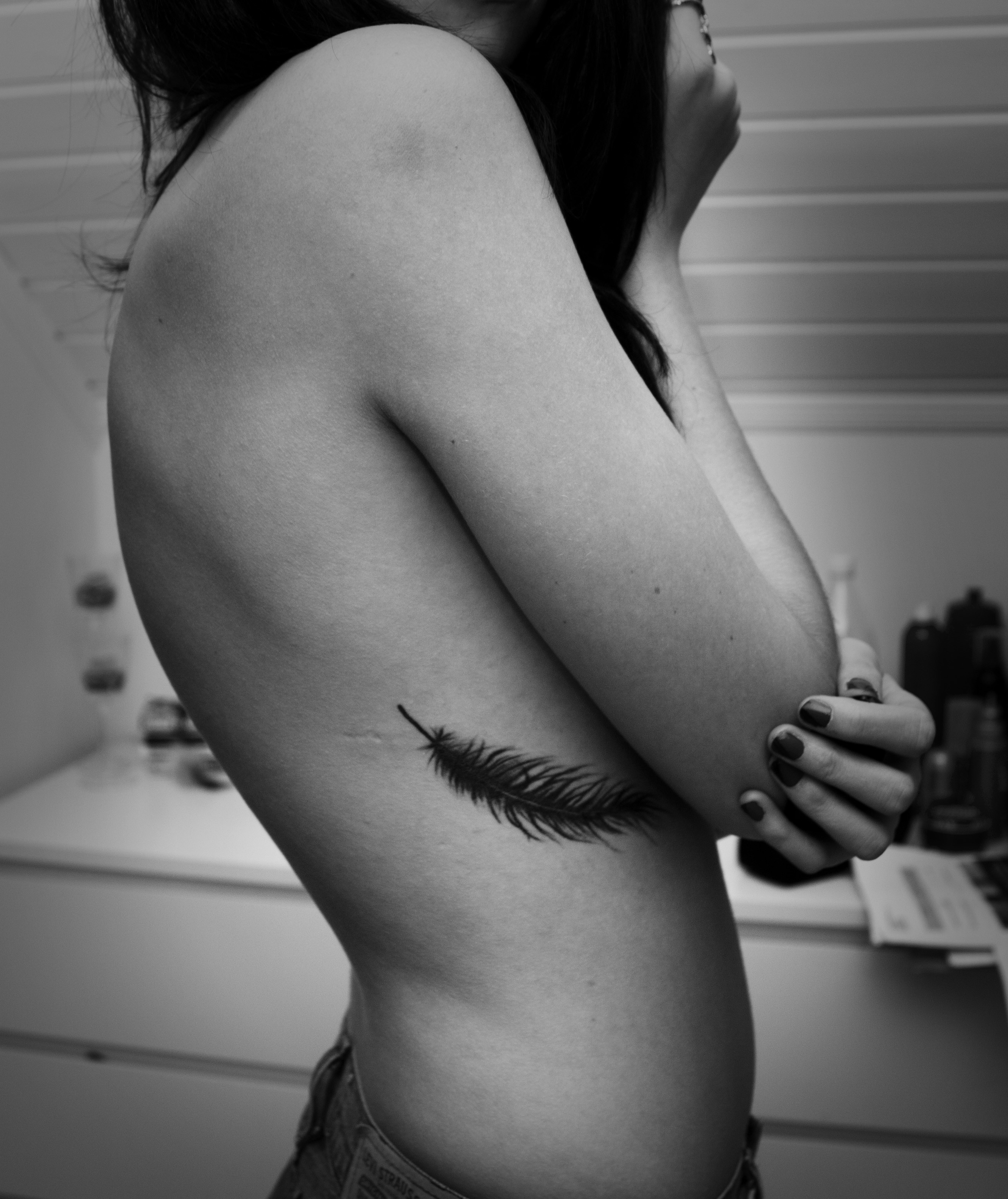 女性肋部优雅清新的羽毛刺青