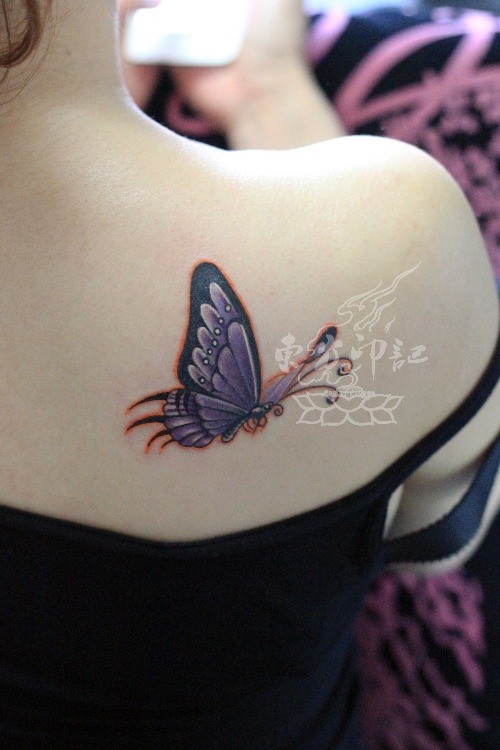 肩膀上的蝴蝶纹身