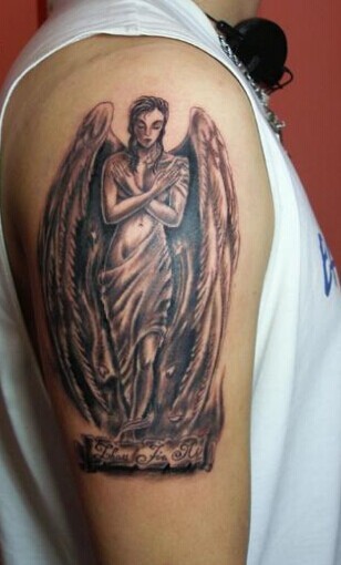 大臂上个性的天使纹身