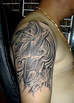 大臂经典时尚的黑白鲤鱼纹身