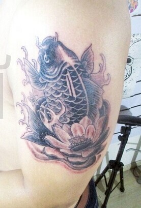 大臂经典时尚的黑白鲤鱼纹身