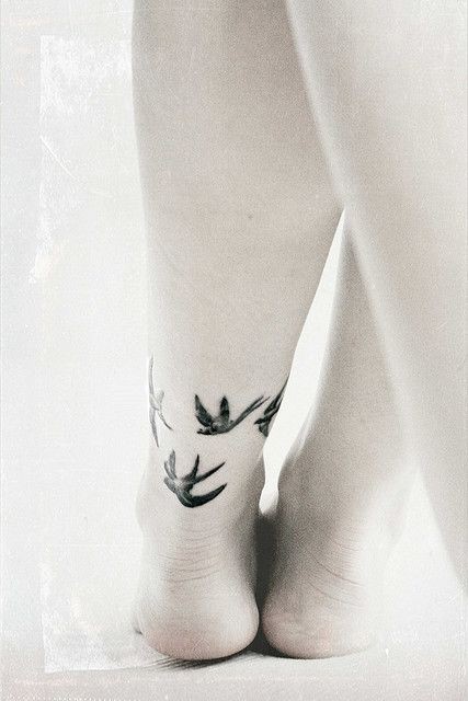 脚踝上小小的燕子纹身