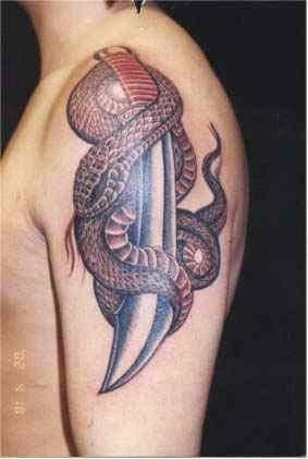 大臂上帅气的蛇纹身