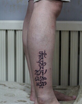 小腿上漂亮的梵文刺青