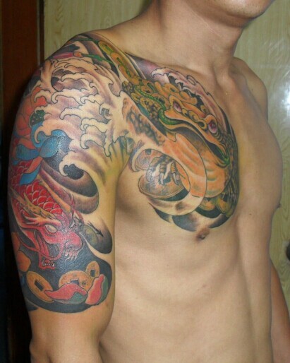 传统色彩的亚洲半甲纹身