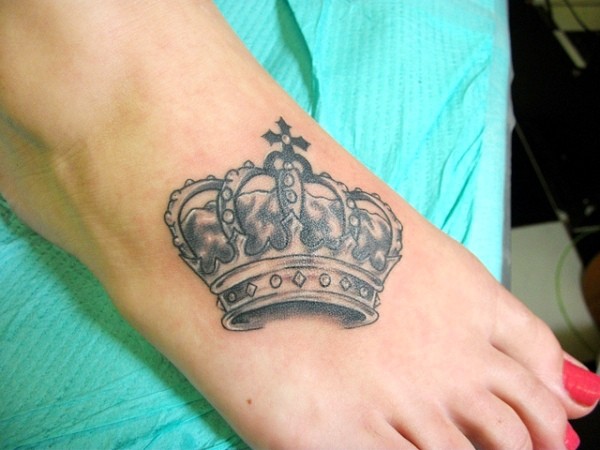 脚背漂亮时尚的皇冠纹身