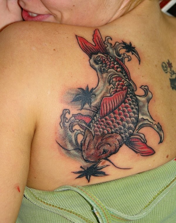 肩部个性的鲤鱼纹身