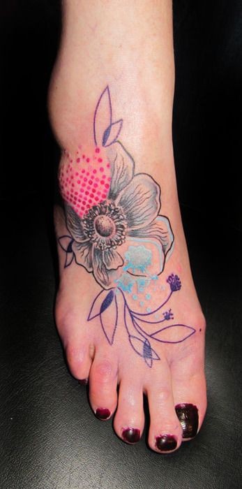 脚背上彩色花朵纹身